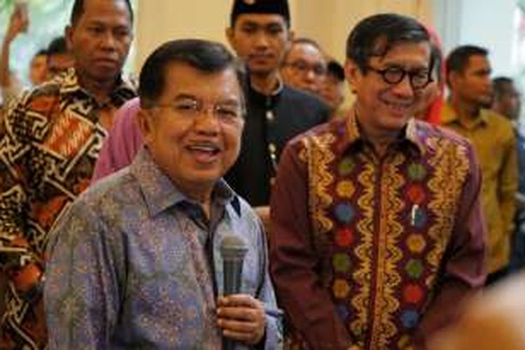 Wakil Presiden Jusuf Kalla dan Menteri Hukum dan HAM Yasonna Laoly saat acara syukuran pembebasan bersyarat Antasari Azhar di Hotel Grand Zuri, Serpong, Tangerang, Sabtu (26/11/2016).