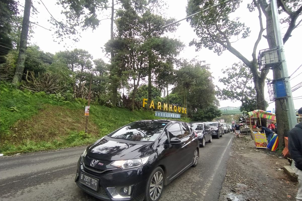 Lalu lintas di jalur wisata Lembang, Kabupaten Bandung Barat.