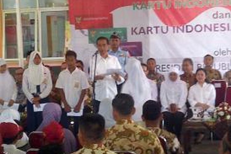Presiden Jokowi saat membagi-bagikan kartu sakti di Kabupaten Malang, Jawa Timur, Kamis (21/5/2015).