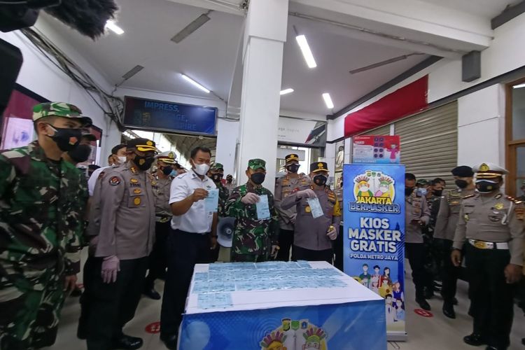 Kios masker gratis di Stasiun Jakarta Kota, Kamis (4/2/2021).