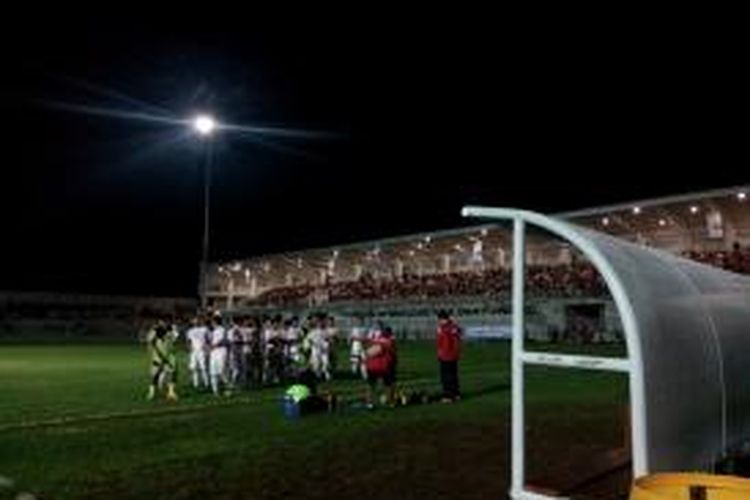 Pemain sepakbola dari Mojokerto saat menunggu lampu menyala normal