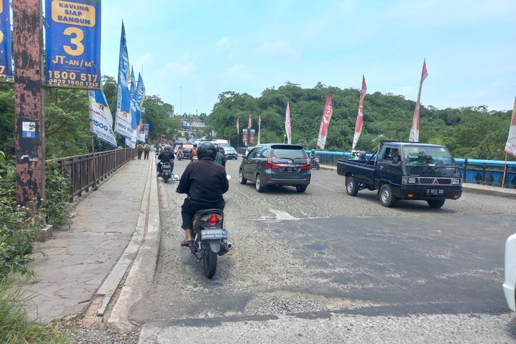 Kondisi Jembatan di Jalan Grand Depok City terlihat masih terdapat beberapa titik yang berlubang, Rabu (21/9/2022).