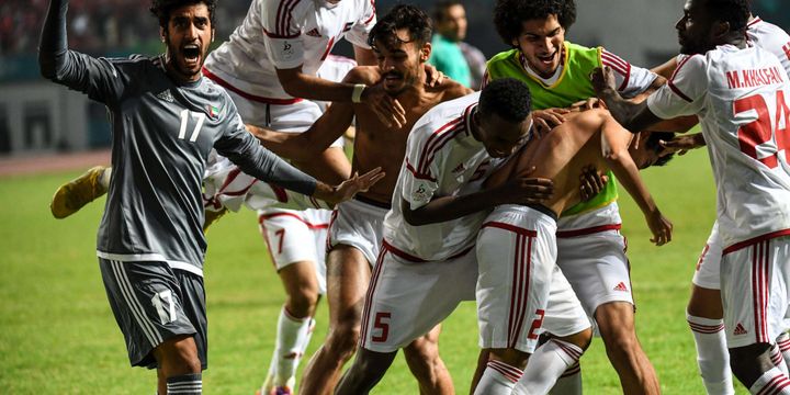 Pesepak bola Uni Emirat Arab meluapkan kegembiraannya seusai menang adu pinalti melawan tim sepak bola Indonesia saat pertandingan Babak 16 besar Asian Games ke 18 di Stadion Wibawa Mukti, Cikarang, Jawa Barat, Jumat (24/8/2018). Indonesia kalah adu penalti dengan skor 3-4.