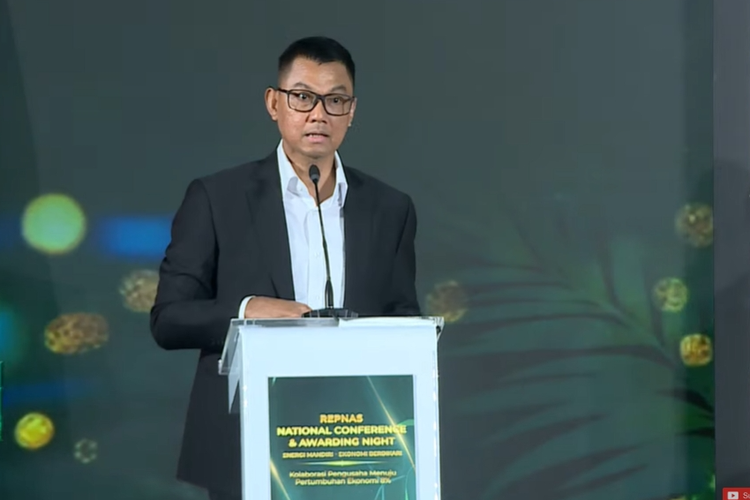Direktur Utama PT PLN (Persero) Darmawan Prasodjo menyampaikan paparan dalam acara Rakornas REPNAS 2024 di Jakarta, Senin (14/10/2024).