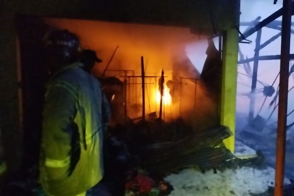 Kebakaran melanda Pasar Mojoduwur, Kecamatan Mojowarno, Kabupaten Jombang, Jawa Timur, Jumat (9/5/2025) malam.