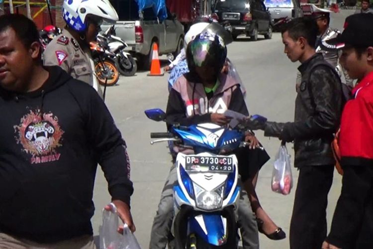 Bantu Hadapi cuaca ekstrem, pemuda Mamasa bagi-bagi es buah ke pengguna jalan.