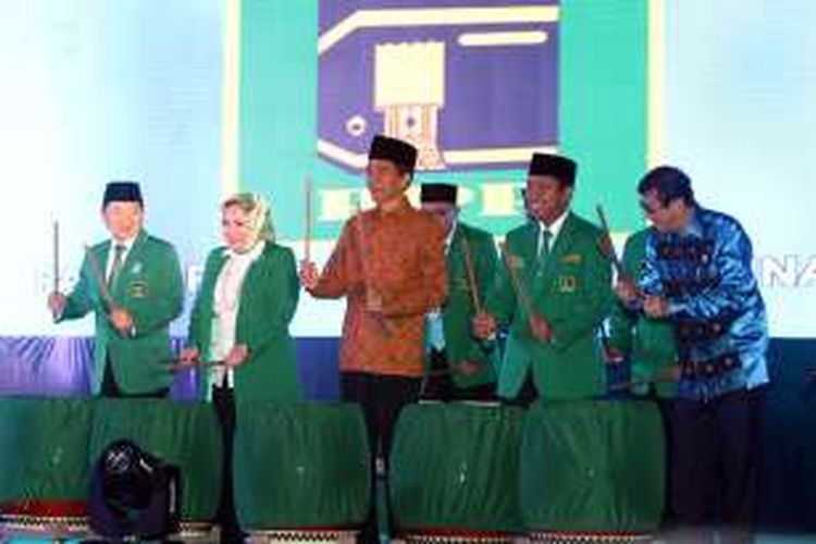Presiden Joko Widodo (tengah) didampingi Menkumham Yasonna Laoly (kanan), Wakil Ketua Umum PPP Suharso Monoarfa (kiri), Wakil Ketua Umum PPP Wardatul Asriah (kedua kiri) dan Sekjen PPP Romahurmuziy (kedua kanan) meresmikan Pembukaan Muktamar VIII PPP Tahun 2016 di Asrama Haji Pondok Gede, Jakarta Timur, Jumat (8/4/2016).
