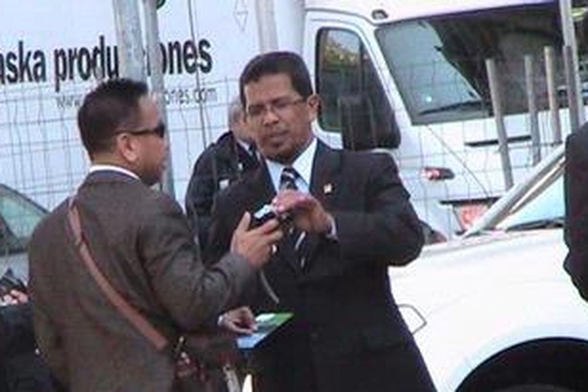 Rombongan anggota Komisi X DPR sedang berfoto-foto di depan Stadion Santiago Bernabeu, Madrid, Spanyol, Sabtu (24/4/2011).