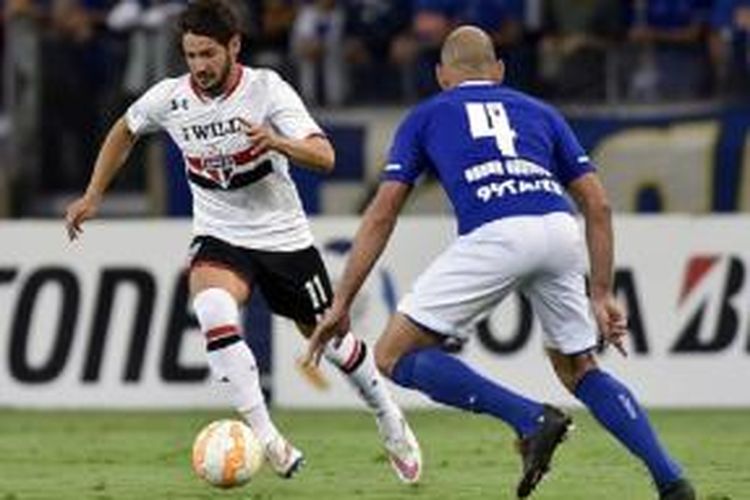 Penyerang Sao Paolo, Alexandre Pato (kiri), tampil pada laga Piala Libertadores 2015 kontra Cruzeiro di Stadion Mineirao, 13 Mei 2015.