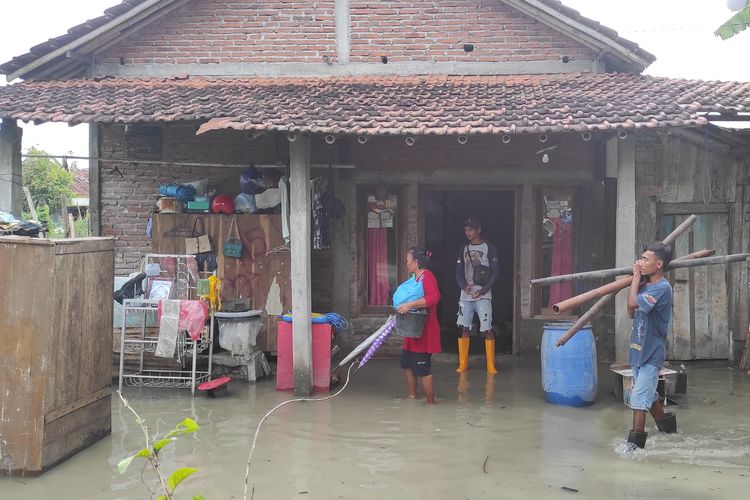 Kondisi banjir di Dukuh Norowito, Desa Ketanjung, Kecamatan Karanganyar, Kabupaten Demak, Jumat (15/3/2024). (KOMPAS.COM/NUR ZAIDI)