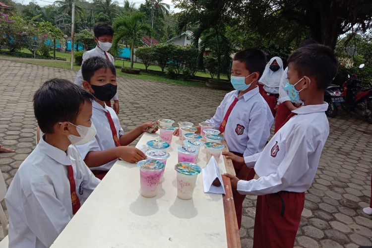 Siswa kelas 5 SDN 106/IX Muaro Sebapo, Jambi sedang mengikuti Market Day sebagai bentuk praktik baik pembelajaran di kelas.