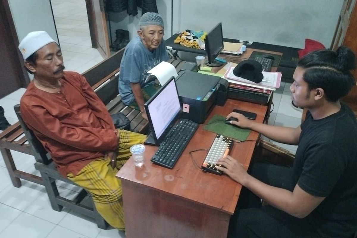 Polisi memeriksa Busahra (coklat) terkait dugaan pemerasan dan penyanderaan bus pariwisata di Wisata Bangsring Underwater Banyuwangi. 