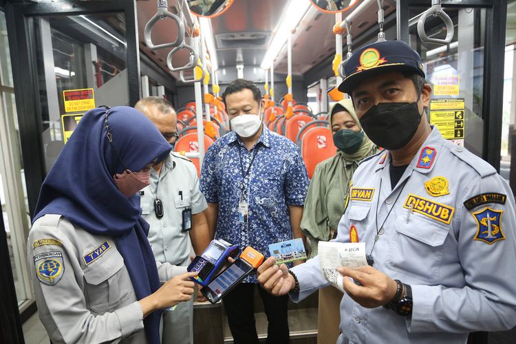 Dinas Perhubungan (Dishub) Kota Surabaya meluncurkan sistem pembayaran Suroboyo Bus menggunakan kartu e-money dengan cara tapping di Terminal Intermoda Joyoboyo (TIJ), Surabaya, Senin (11/10/2021).