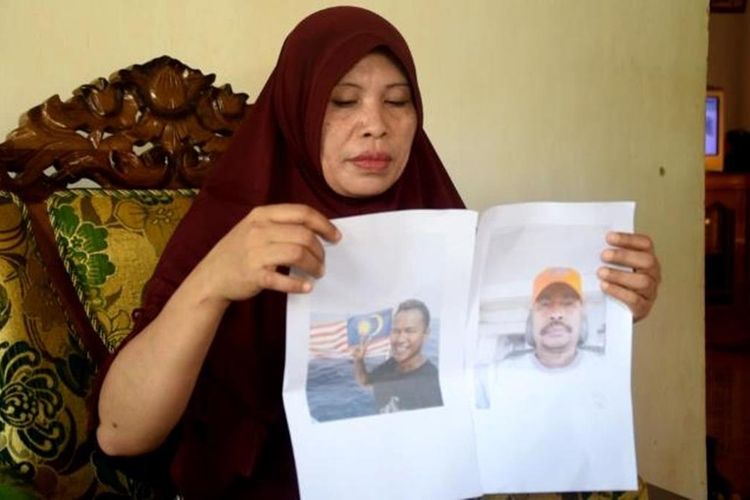 Wa Daya, istri dari seorang korban sandera Abu Sayyaf memperlihatkan foto suaminya, Maharudin Lunani (48) dan keponakannya, Samiun Maneu (27) yang kini disandera kelompok Abu Sayyaf