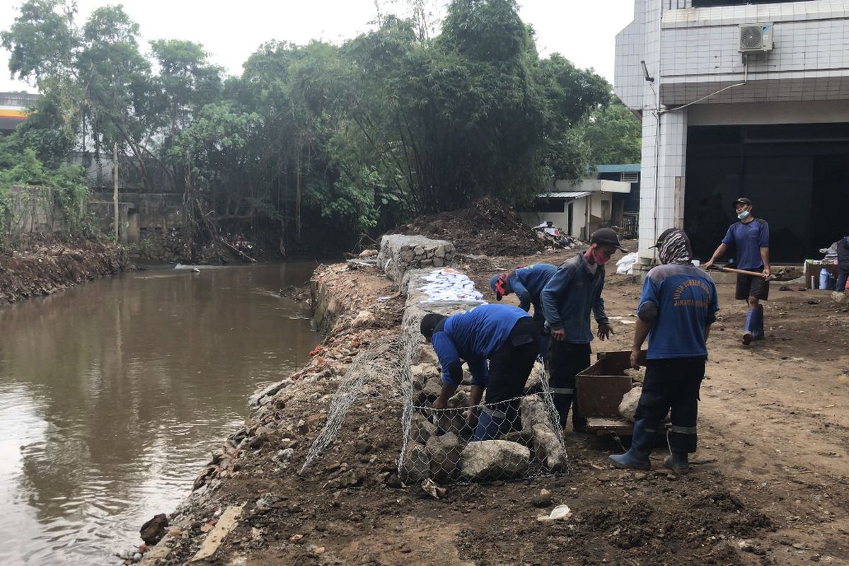 Sejumlah petugas Suku Dinas Sumber Daya Air Jakarta Selatan membangun bronjong berkawat untuk menahan air sementara terkait jebolnya tembok Plaza Bisnis Kemang, Bangka, Mampang Prapatan, Jakarta Selatan pada Rabu (3/3/2021) sore.