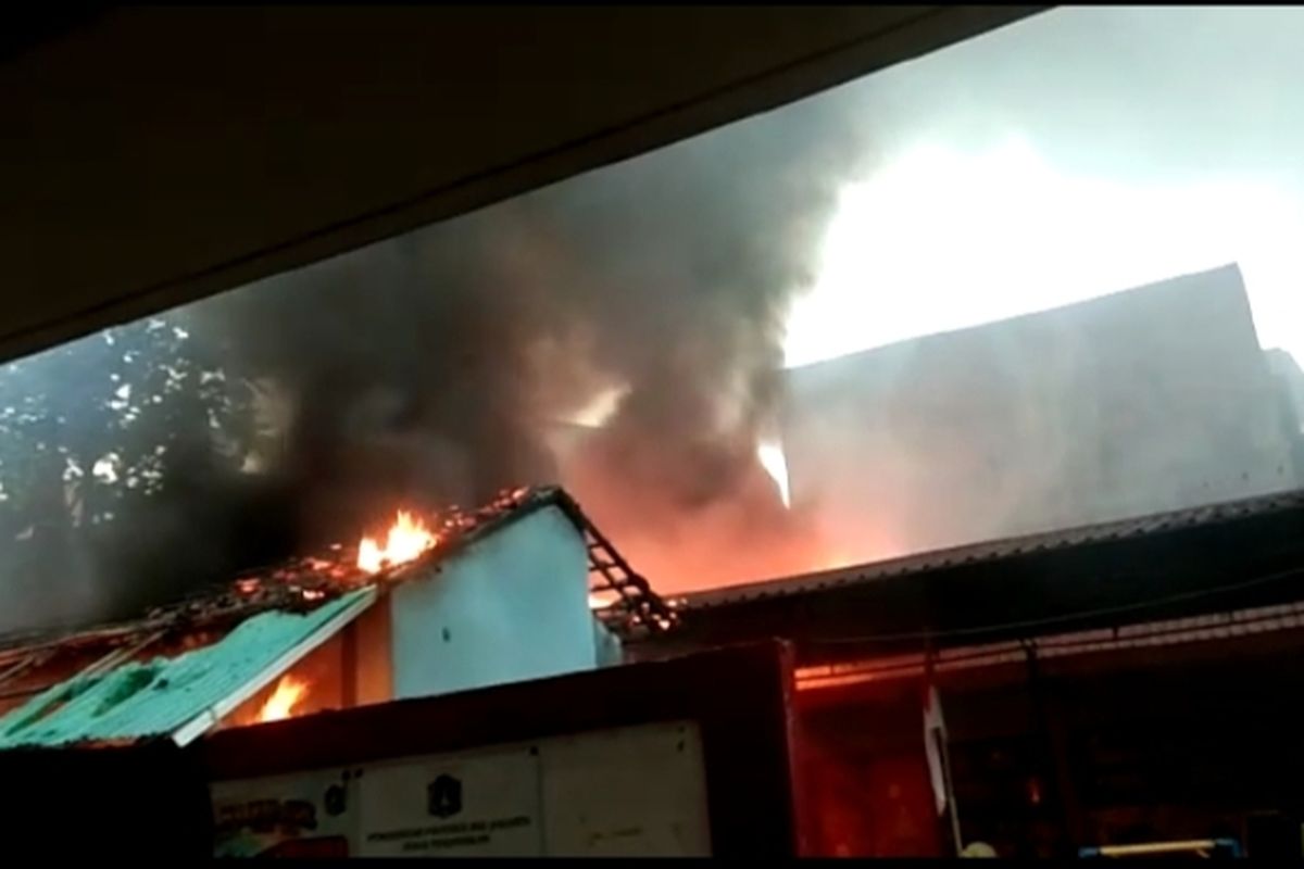 Suasana kebakaran terjadi di Taman Kanak-kanak (TK) Negeri Pademangan 01, Jalan Pademangan VI, Jakarta Utara pada Selasa (25/10/2022). Ruang kantor hingga kelas TK pun hangus terbakar. 