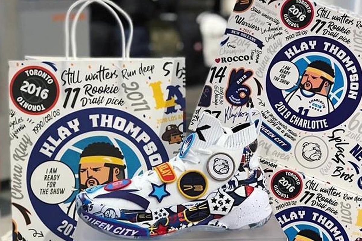 Sepatu Anta KT4 spesial All Star Games 2019 untuk Klay Thompson dibuat dalam desain menarik dengan penggunaan beragam patch yang melekat pada velcro di badan sepatu.