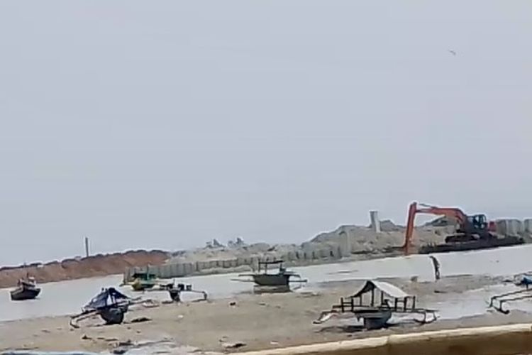 Aktivitas pengerukan pantai di wilayah Kecamatan Panjang, Bandar Lampung, Senin (11/9/2023).