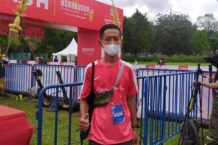 Dicky Tri Laksono (31) salah satu peserta Borobudur Marathon 2021 Tilik Candi di Taman Lumbini kompleks Taman Wisata Candi Borobudur, Sabtu (27/11/2021).