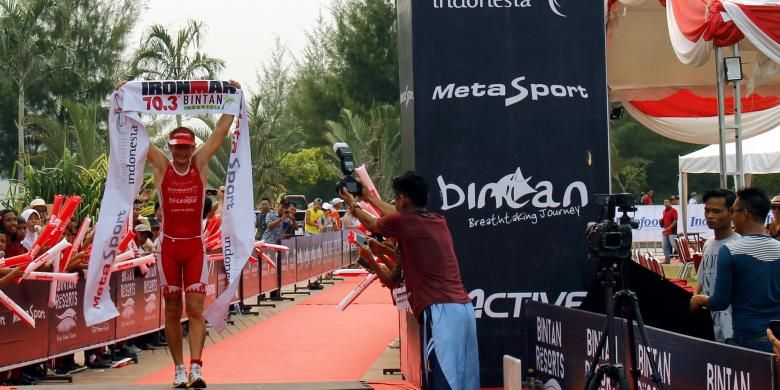 Peserta menuntaskan sesi lari dalam Wonderful Indonesia IronMan 70.3 di Bintan, Kepulauan Riau pada akhir Agustus 2016. Bintan didorong menjadi salah satu tujuan wisata olahraga dengan pasar pelancong asing. Setiap tahun, paling sedikit lima kompetisi dihelat di Bintan dan dihadiri ratusan ribu pelancong asing.

