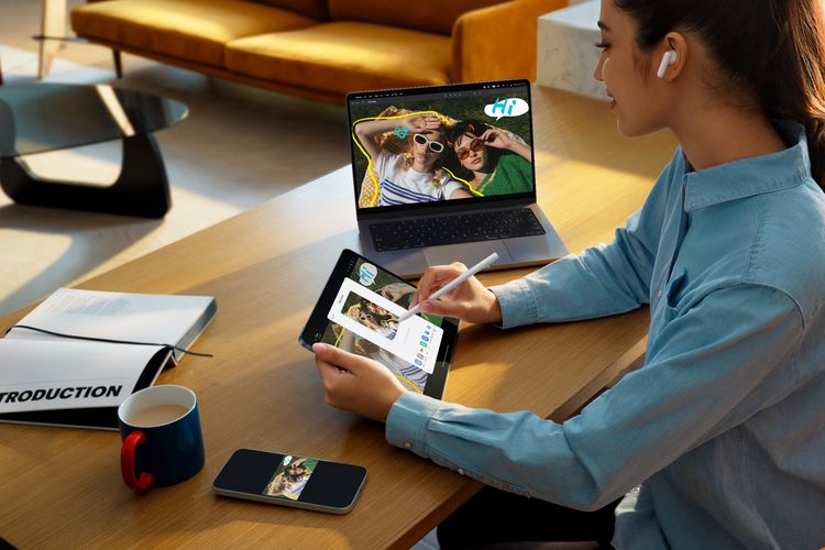 Oppo Pad 5 digunakan untuk beraktivitas.