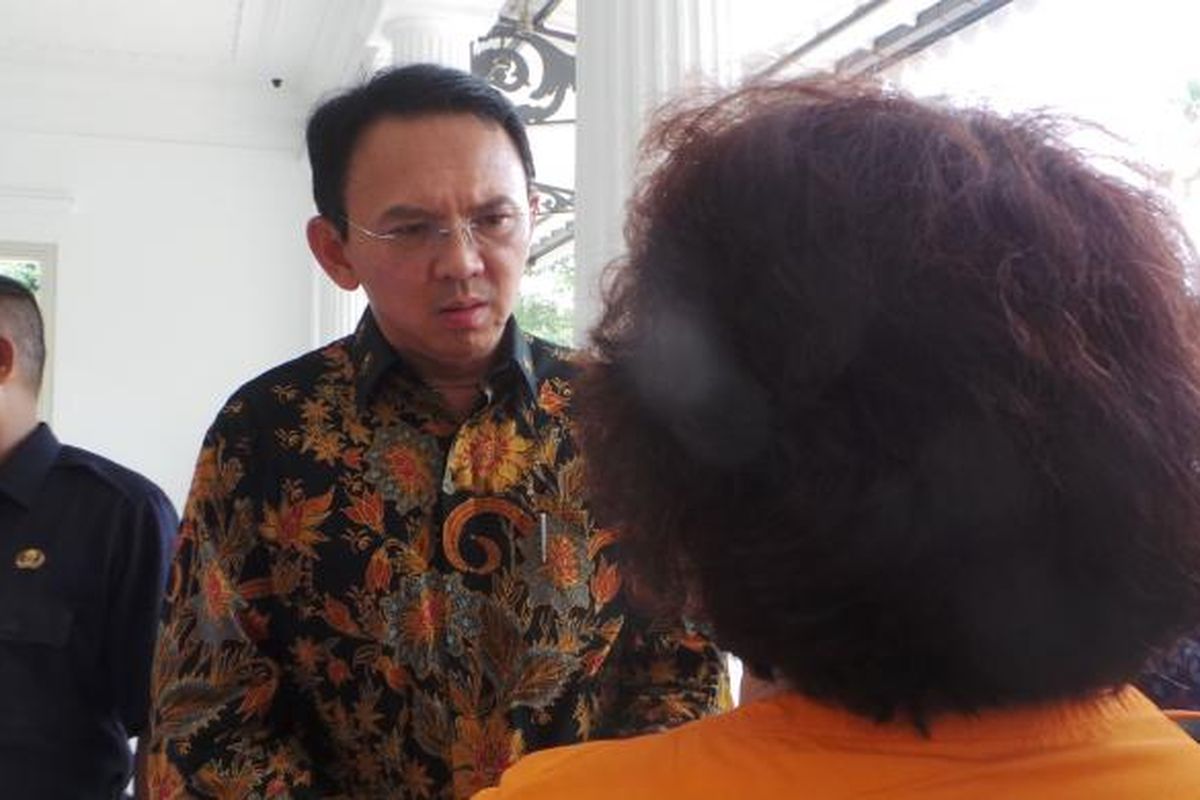 Gubernur DKI Jakarta Basuki Tjahaja Purnama saat mendengarkan aduan Sukmawati, warga yang mengeluh uangnya habis dimakan rayap, di Balai Kota DKI Jakarta, Kamis (23/2/2017).