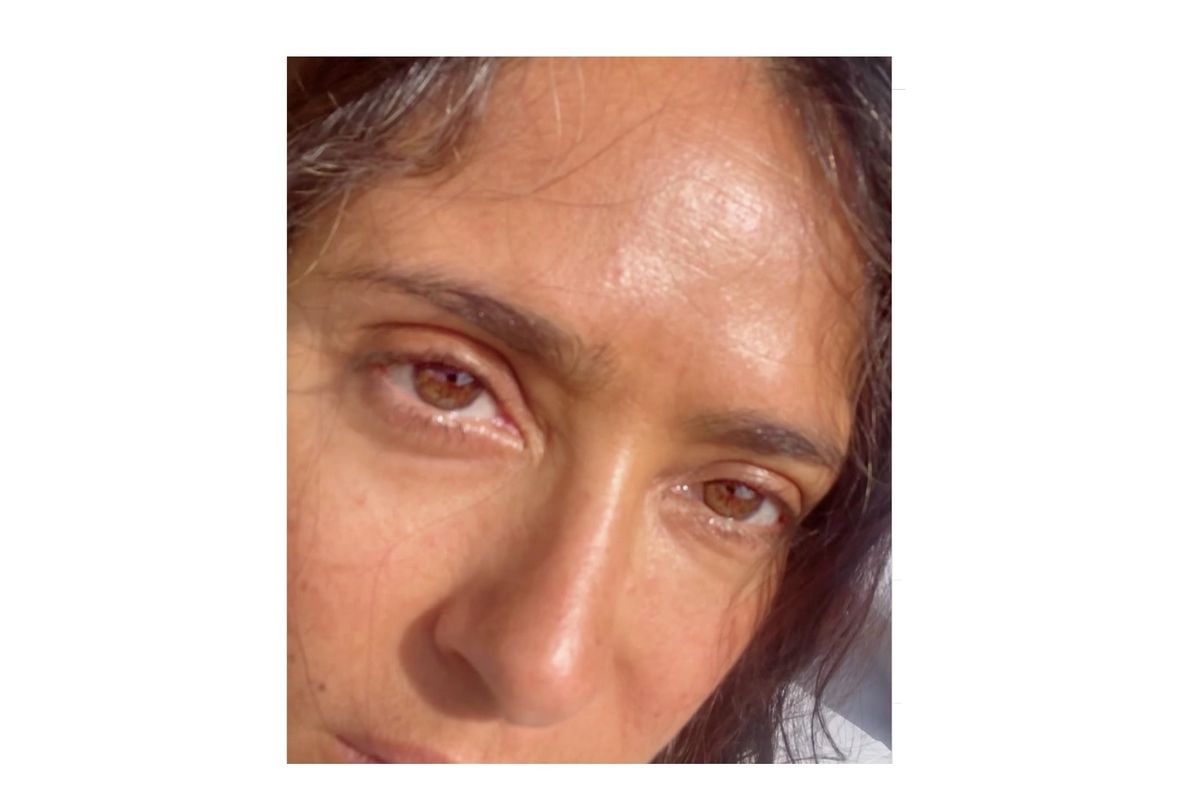 Salma Hayek memamerkan uban dan kerutan di wajahnya dalam sebuah foto yang diunggah ke akun Instagram pribadinya. 