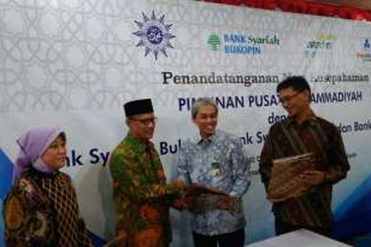 Acara Penandatanganan Kerja Sama Bank Syariah bersama PP Muhammadiyah di Jakart, Jumat (5/8/2016). 