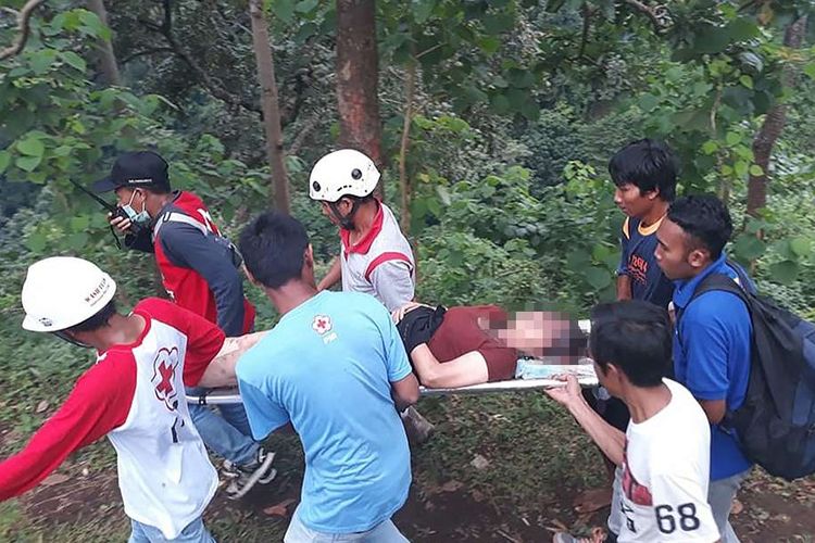 Tim SAR gabungan mengangkat korban yang terdampak longsoran batu saat terjadi gempa di air terjun Tiu Kelep, Desa Senaru, Kecamatan Bayan, Lombok Utara, NTB, Senin (18/3/2019). Tim SAR gabungan yang terdiri dari Basarnas, TNI, Polisi dan ACT berhasil mengevakuasi jenazah wisatawan asal Malaysia yang tertimpa longsoran batu saat terjadi gempa bumi pada Minggu (17/3/2019).