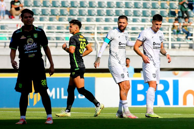 Pemain Borneo FC Diego Michiels saat laga pekan ke-11 Liga 1 2023-2024 melawan Persebaya Surabaya yang berakhir dengan skor 2-1 di Stadion Gelora Bung Tomo Surabaya, Minggu (3/9/2023) sore.