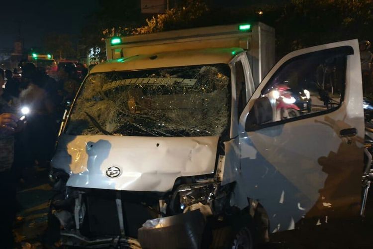 Mobil boks yang menyeruduk rangkai mobil raimas Polda Jabar tampak kaca depan kendaraan itu pecah.