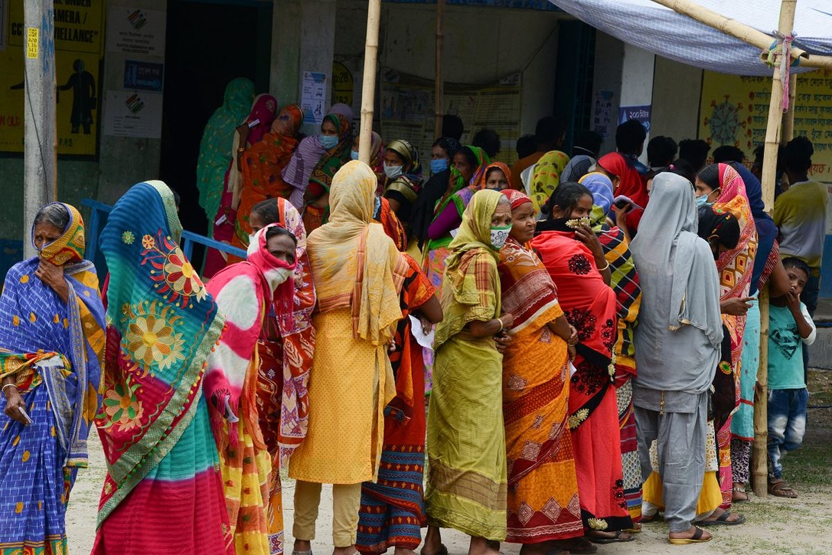 Pemilihan umum di distrik Dinajpur, India pada 22 April 2021. [DIPTENDU DUTTA/AFP]
