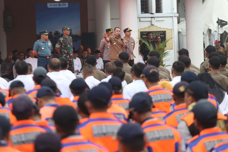 Wali Kota  Surabaya Eri Cahyadi saat memimpin apel gabungan operasi penertiban parkir liar di halaman Balai Kota Surabaya, Selasa (10/6/2025). 