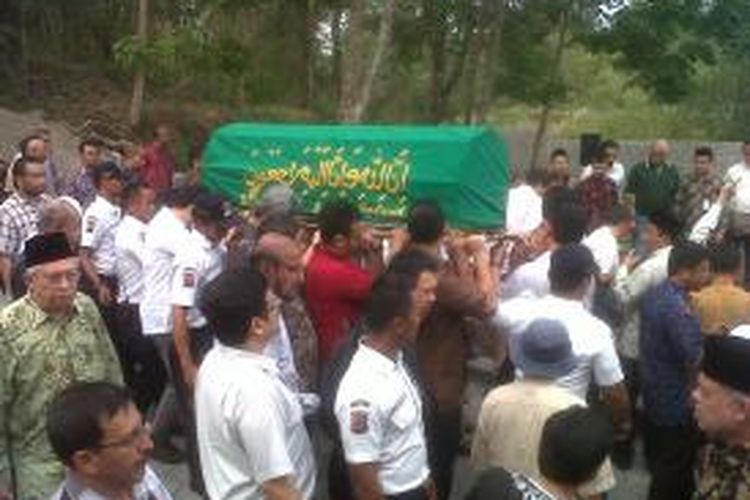 Jenasah Alm Rasyid Baswedan saat akan dimakamkan dipemakaman Kompleks Universitas Islam Indonesia (UII) jl Kaliurang Km 13 Sleman Yogyakarta