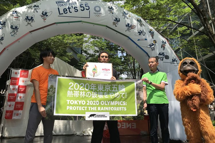 Aksi protes jaringan LSM di Jepang menuntun agar Olimpiade Tokyo 2020 bebas deforestasi. 