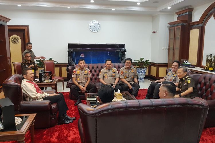 Kapolri Jenderal (Pol) Idham Azis bertemu Jaksa Agung Sanitiar (ST) Burhanuddin di Kompleks Kejaksaan Agung, Jakarta Selatan, Senin (4/11/2019). 