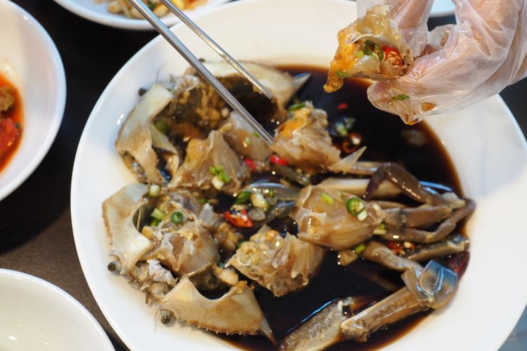 Ilustrasi kuliner Korea : kepiting mentah marinasi (gejang).