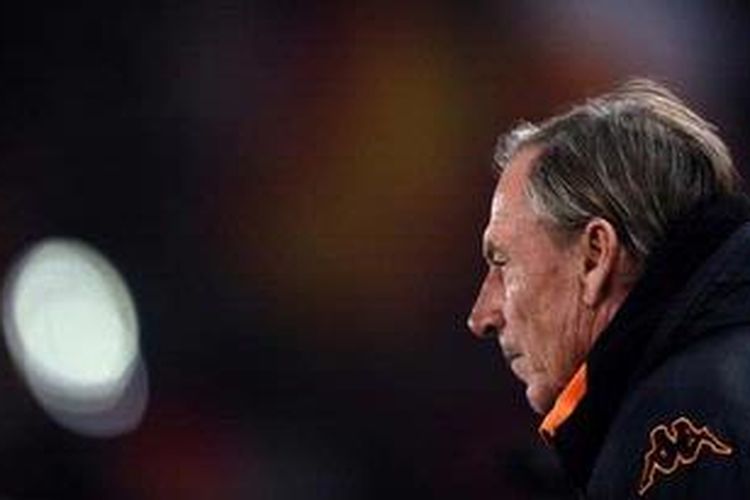 Pelatih AS Roma, Zdenek Zeman, memperhatikan suasana Stadion Olimpico, tempat pertandingan Serie-A antara Roma versus Cagliari digelar, Jumat (1/2/2013). Roma kalah 2-4 dan Zeman pun dipecat sehari kemudian. 