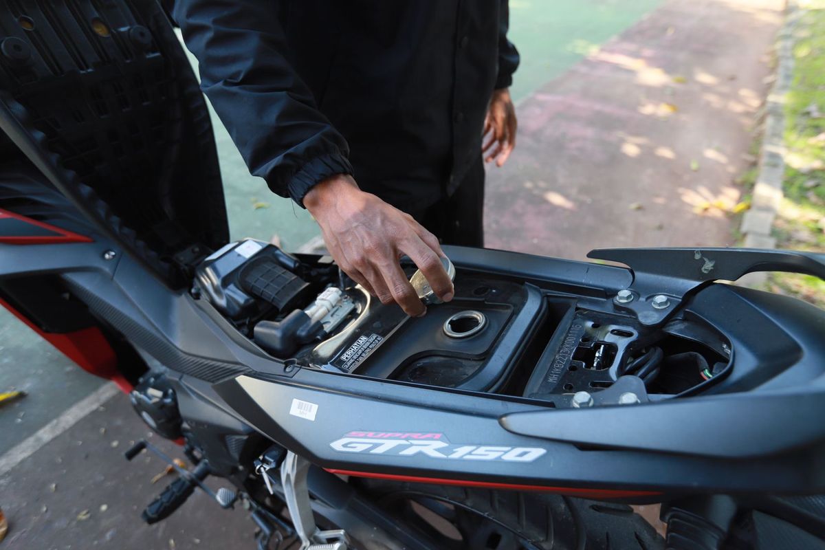 Salah satu tips parkir motor di rumah selama mudik, memastikan tangki bahan bakar kosong bila ditinggal lama.