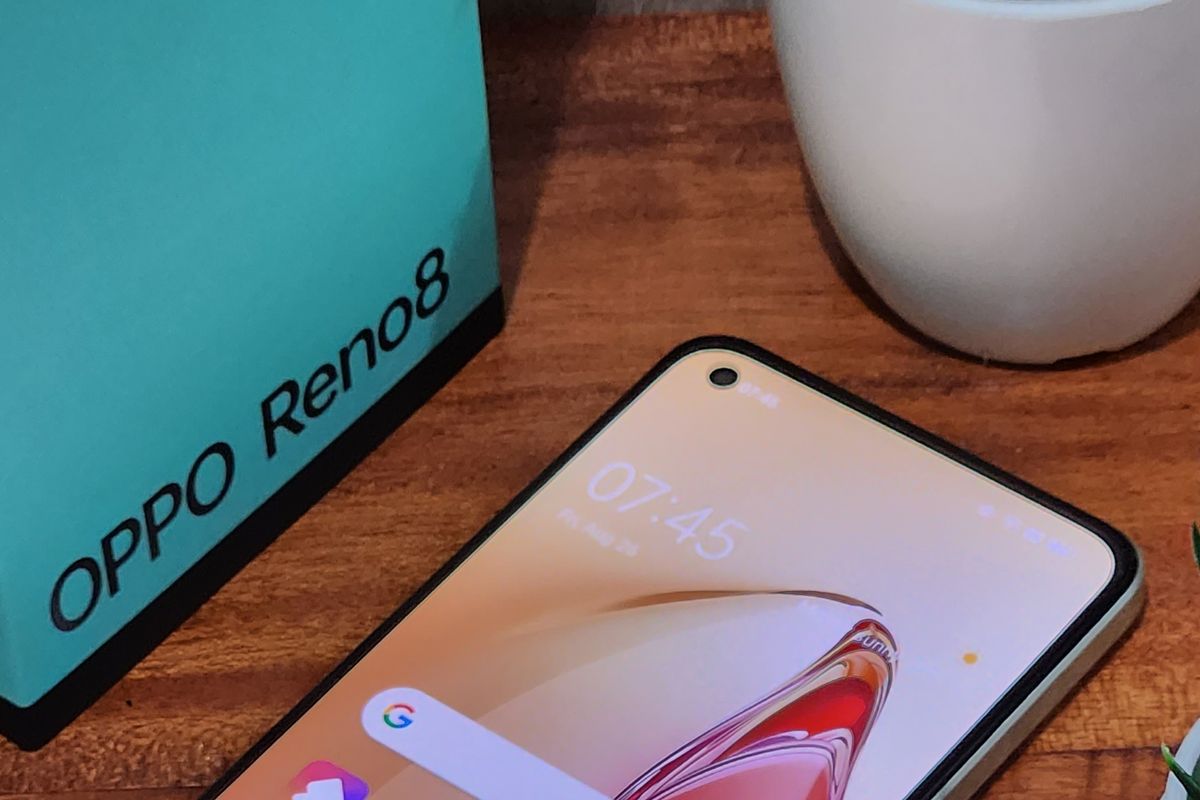 Kamera selfie Oppo Reno8 yang beresolusi 32 MP (f/2.4) dengan sensor gambar Sony IMX709.