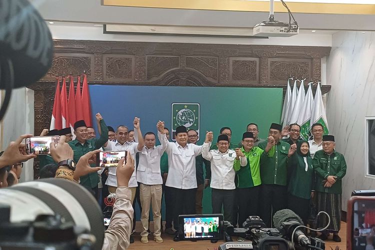 Calon presiden pemenang pemilu, Prabowo Subianto (kopiah baju putih) bersama Ketua Umum PKB Muhaimin Iskandar dan jajaran DPP Partai Gerindra dan PKB di Kantor DPP PKB Jakarta Pusat, Rabu (24/4/2024).