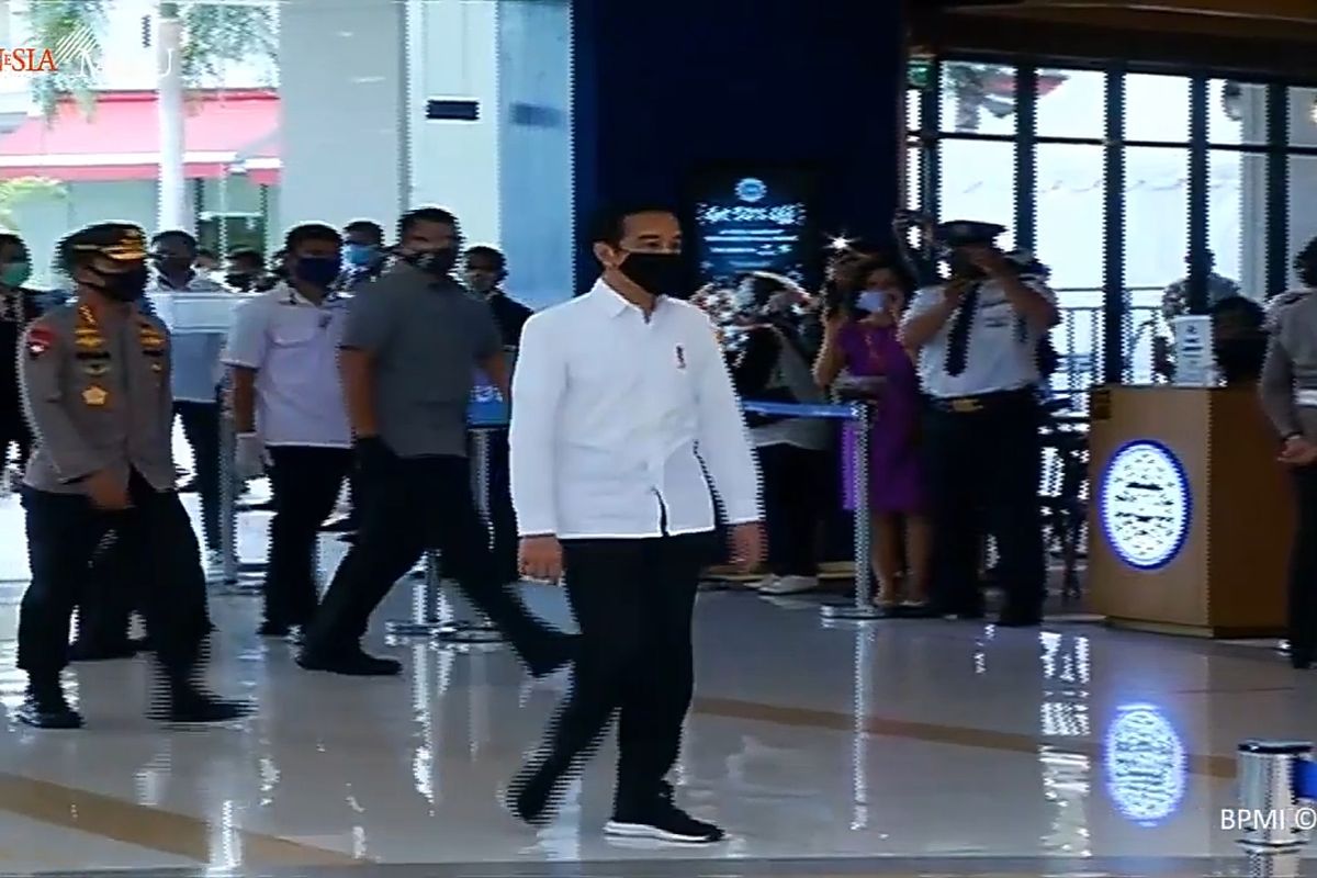 Presiden Joko Widodo mengunjungi mal Summarecon Bekasi, Selasa (26/5/2020). Kehadiran Jokowi ini untuk meninjau kesiapan prosedur new normal di tengah pandemi virus corona Covid-19.