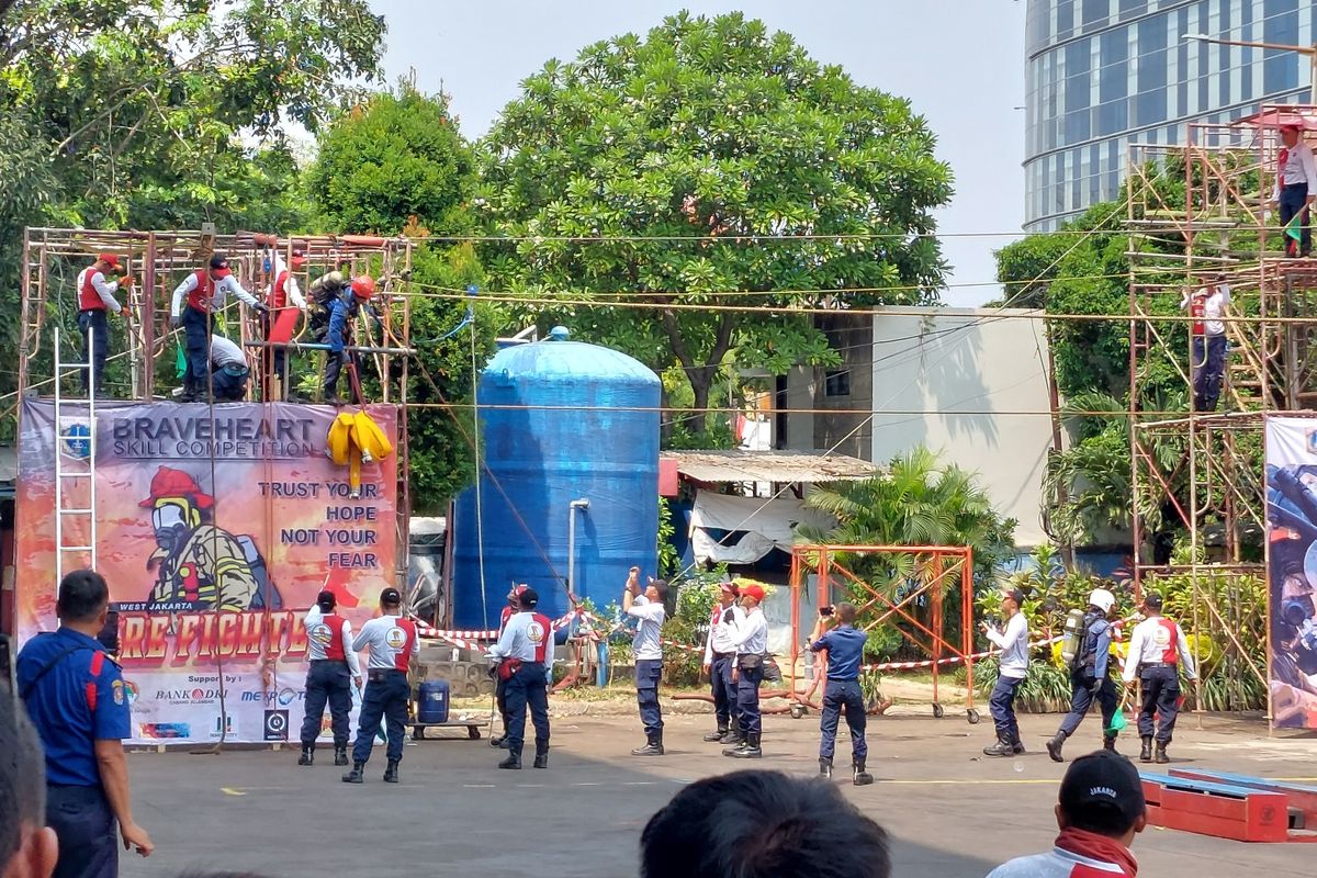 Puluhan anggota pemadam kebakaran (damkar) di wilayah Jakarta Barat saling adu ketangguhan di sebuah kompetisi di Kantor Sudin Gulkarmat Jakarta Barat, Tanjung Duren, Jakarta Barat, Kamis (25/8/2022). 