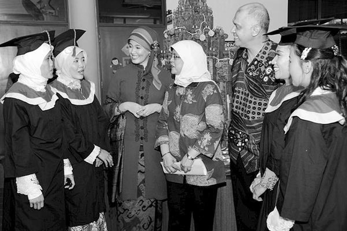 Menteri Negara Urusan Kemasyarakatan, Pemuda, dan Olahraga Singapura Halimah Yacob (tengah), Minggu (22/4), mewisuda 697 tenaga kerja Indonesia (TKI) yang bekerja sebagai penata laksana rumah tangga di Singapura. Halimah Yacob didampingi Duta Besar Indonesia untuk Singapura Andri Hadi (ketiga dari kanan)  berbincang-bincang dengan  wisudawati. Mereka adalah siswi Sekolah Indonesia Singapura.