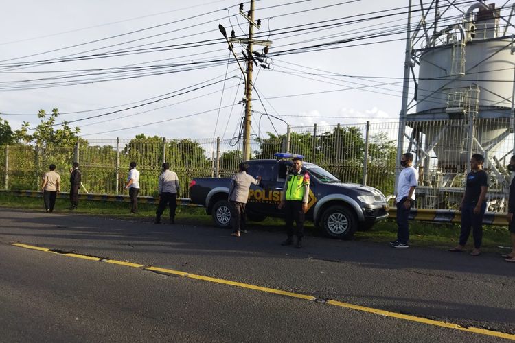Petugas kepolisian mendatangi lokasi pagar yang dipanjat dua pria maling kabel PLTU Paiton. 