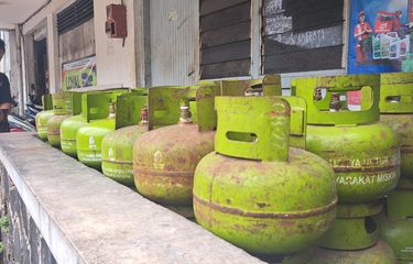 Gas elpiji 3 kg di pangkalan Jalan Ragasemangsang 1, Purwokerto, Kabupaten Banyumas, Jawa Tengah, Senin (3/2/2025). Klik Oss.go.id untuk Daftar Jadi Pangkalan Gas Elpiji&nbsp;3&nbsp;Kg