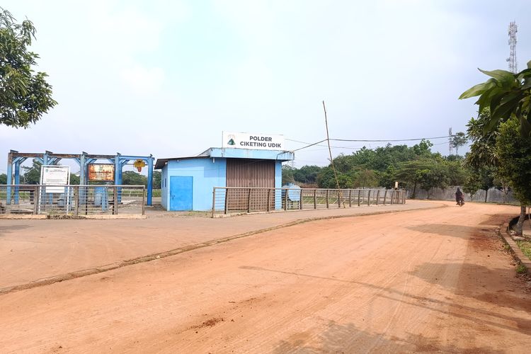 DLH Klaim Rutin Bersihkan dan Siram Jalur Truk Tanah Proyek PSEL, tapi Bikin Jalan Licin