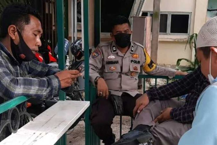 Anggota Polsek Tampan mendatangi Ponpes Kuttab Al-Fatih di Jalan SM Amin, Kelurahan Delima, Kecamatan Bina Widya, Kota Pekanbaru, Riau, terkait keracunan massal guru ponpes, Rabu (17/3/2021).