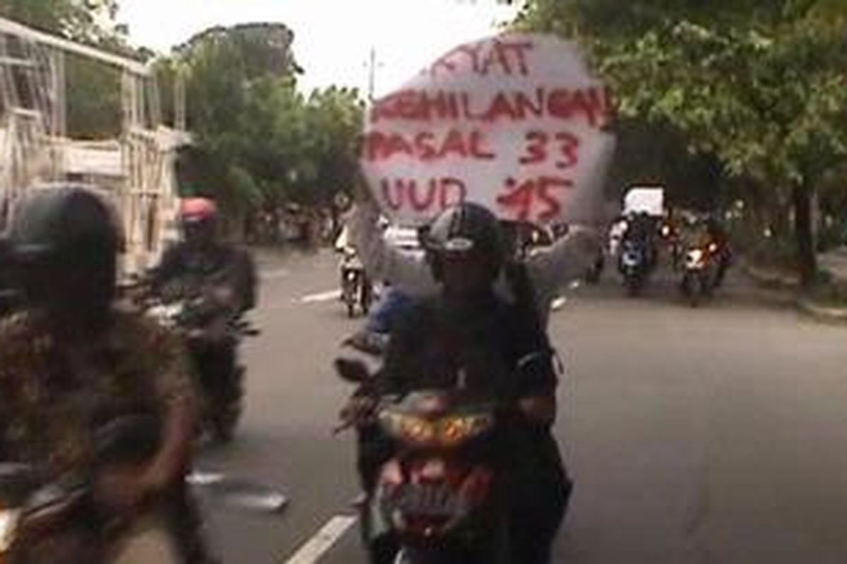 Massa KAMMI keliling Kota Solo berunjuk rasa menolak kenaikan harga BBM, Kamis (15/3/2012).