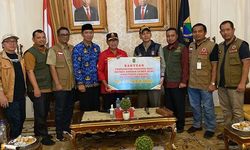Pemprov Riau Serahkan Bantuan Korban Gempa Cianjur Rp 676,9 Juta ke Bupati Herman Suherman